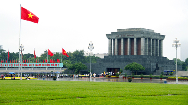 Cờ Tổ quốc tung bay trên những địa danh đặc biệt