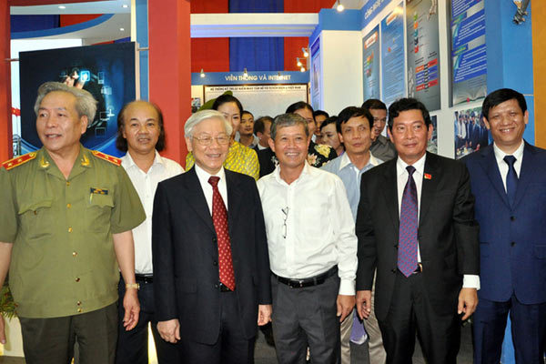 Tổng bí thư tham quan triển lãm 70 năm thành tựu kinh tế-xã hội