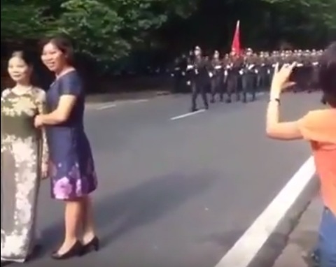 2 người phụ nữ chặn đường đoàn diễu binh... để chụp ảnh