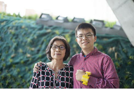 Nam sinh gốc Việt sáng chế máy theo dõi nhịp tim tặng mẹ