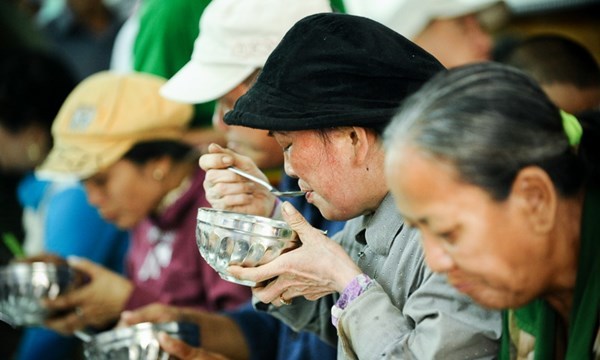Chuỗi quán cơm 2.000 đồng, dân nghèo Sài Gòn không lo đói