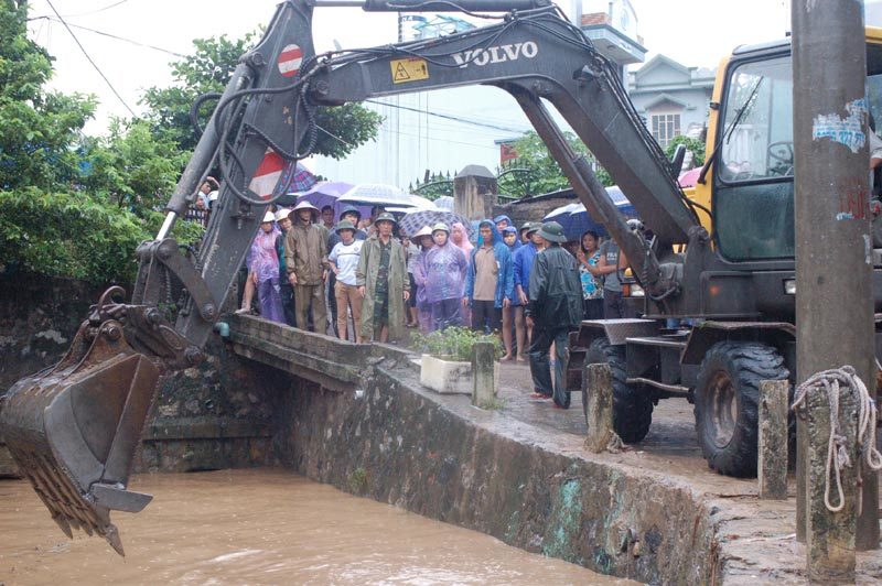 Quảng Ninh lại ngập úng, một phụ nữ bị hút xuống cống