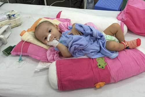 Thương bé 7 tháng tuổi mang nhiều chứng bệnh