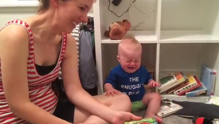 Clip lạ: Bé khóc ré khi mẹ dừng đọc sách
