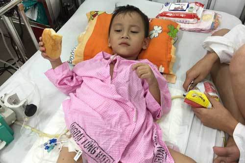 Nỗi lòng người mẹ có con 3 lần mổ chưa hết bệnh
