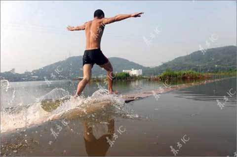 Xem nhà sư Thiếu Lâm lướt như bay trên mặt nước