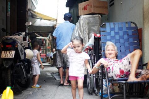 Chuyện lạ phố Tây Sài Gòn: Ngủ trên phố, tắm ngoài đường