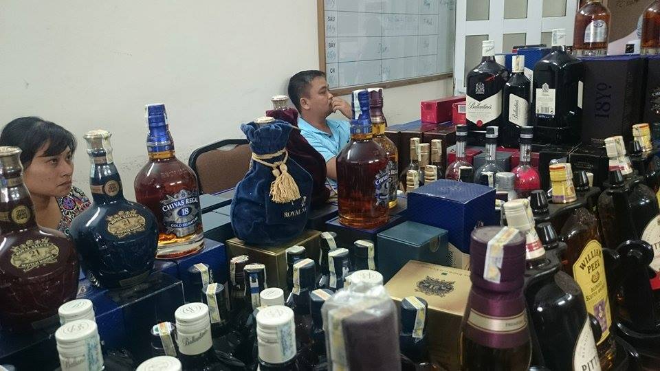 Hà Nội: Đôi vợ chồng làm giả hàng trăm chai Chivas 12