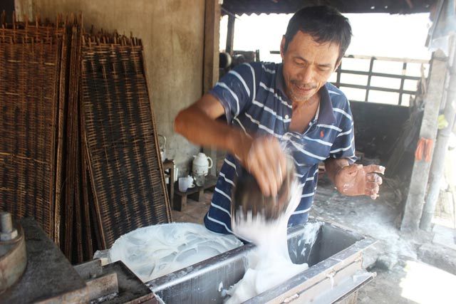 Thợ vườn chế máy làm bún điều khiển bằng 'mắt thần'