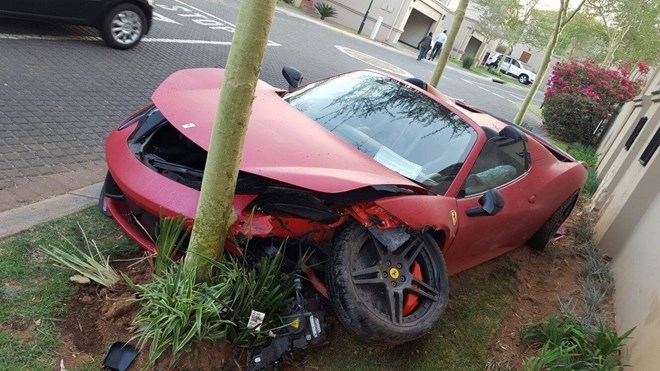 Điều gì xảy ra khi siêu xe Ferrari húc gốc cây?