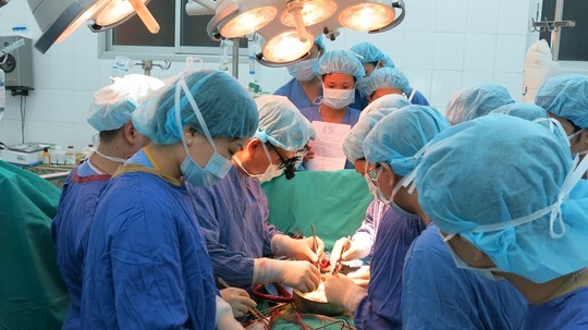 Chuyển tạng từ TP.HCM ra Hà Nội cứu sống 2 người