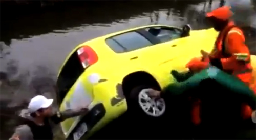 Ném ô tô xuống kênh vì lái xe gây tai nạn