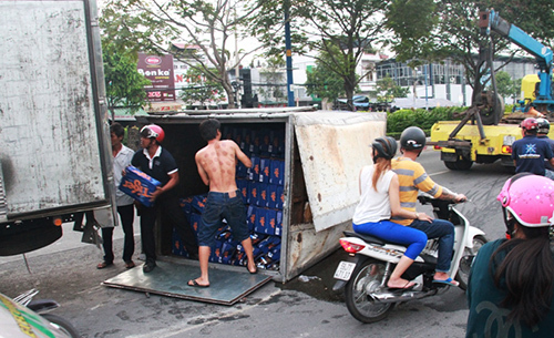 Xe bia 'chổng vó' giữa đường, ùn ứ kéo dài ở cửa ngõ Sài Gòn