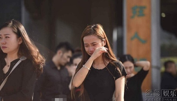 Đám tang đẫm nước mắt của nữ diễn viên trẻ bị đàn anh xâm hại