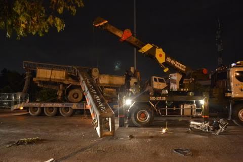 Xe cẩu giật đổ thanh giới hạn, đè chết một người đi đường