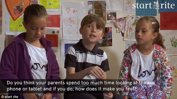 Video trẻ chia sẻ về việc bố mẹ dùng các thiết bị công nghệ gây sốc