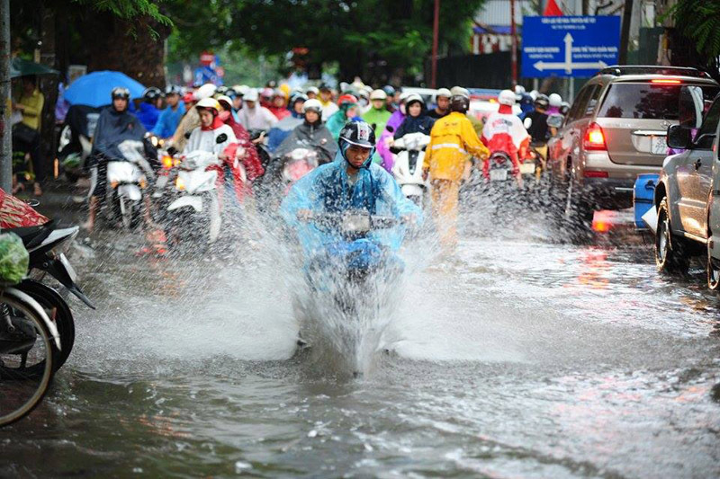 Hà Nội ngập sâu, ùn tắc khắp nơi sau mưa lớn