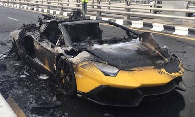 Lamborghini Aventador nửa triệu USD bốc cháy tại Dubai