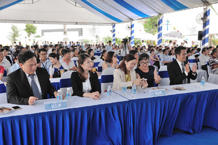 Mua nhà Mega Village nhận Vespa, bốc thăm trúng ô tô