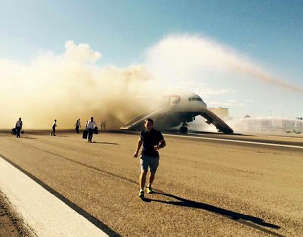 Máy bay Anh bốc cháy tại sân bay Mỹ