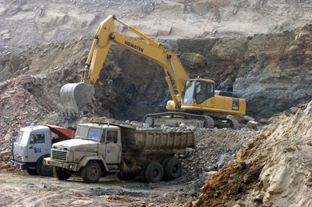 Múc khoáng sản thô đi bán: Thua lỗ vẫn thích ‘kiếp’ đào mỏ?