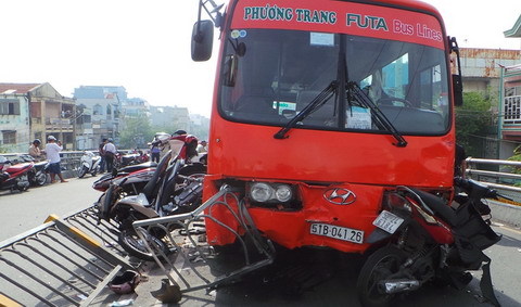 Xe khách đâm 7 xe máy, một người bị hất văng khỏi cầu