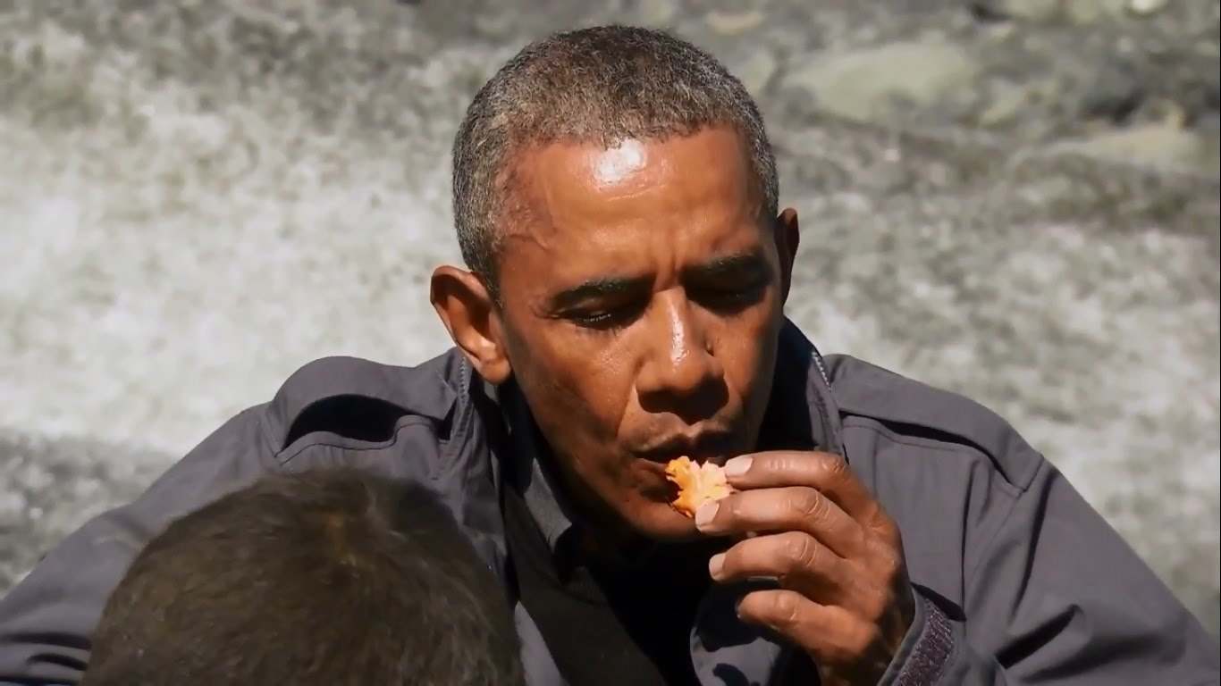 Obama ăn ngon lành thức ăn thừa của gấu
