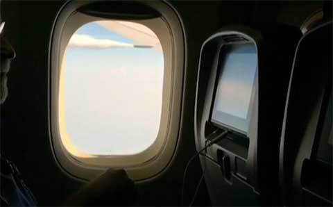 Choáng cảnh máy bay xả thải giữa trời