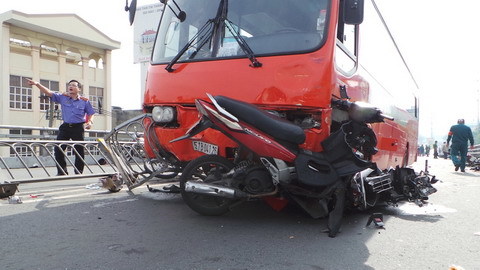 Thời sự trong ngày: Tai nạn, khách bị hất văng khỏi cầu
