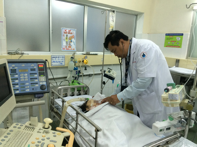 Bé gái bị xe khách đâm trên cầu vượt đã tử vong