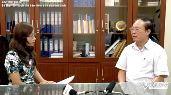 Thu bảo hiểm y tế người trẻ hỗ trợ người già