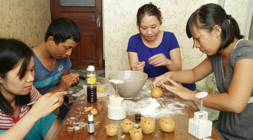 Các bà nội trợ rủ nhau đi học làm bánh trung thu