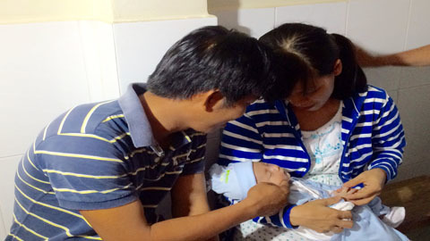 Gia đình bé trai bị đâm xuyên sọ hạnh phúc ngày tái khám