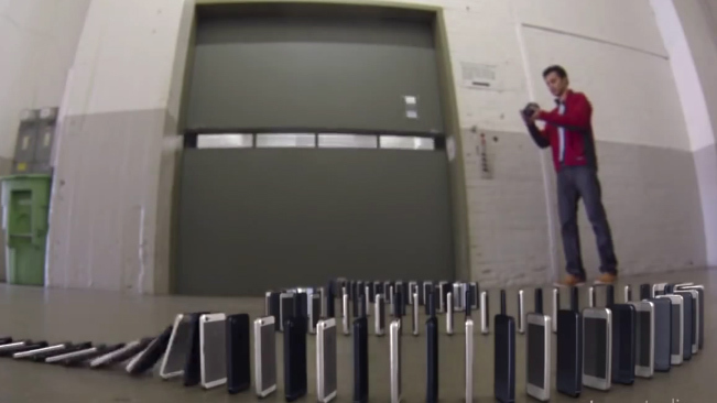 Ngoạn mục màn đổ domino bằng 10 ngàn iPhone 5S