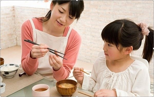 Mấy tuổi thì dạy con ăn bằng đũa?