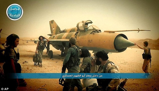 Lợi dụng bão cát, IS đánh chiếm căn cứ Syria