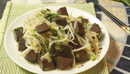 Hôn mê sau khi ăn tiết xào giá đỗ