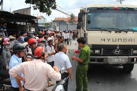 Xe ben ôm cua hốt luôn xe máy, cuốn chết một người