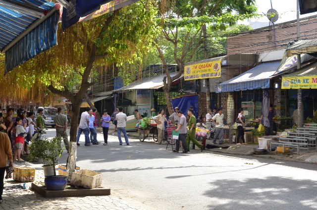 Một người đàn ông bị giết trước cửa hàng bán rau