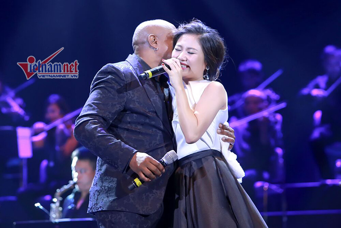 Văn Mai Hương khóc khi hát với huyền thoại Peabo Bryson