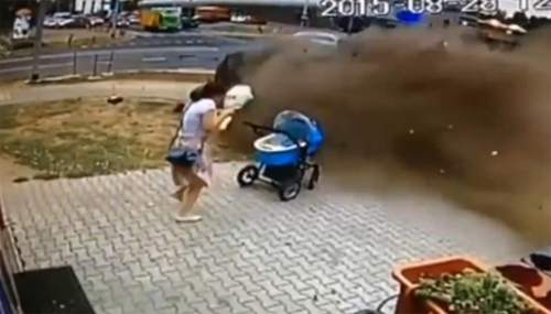 10 clip 'nóng': Người mẹ đẩy xe nôi và phút thoát chết kinh hoàng