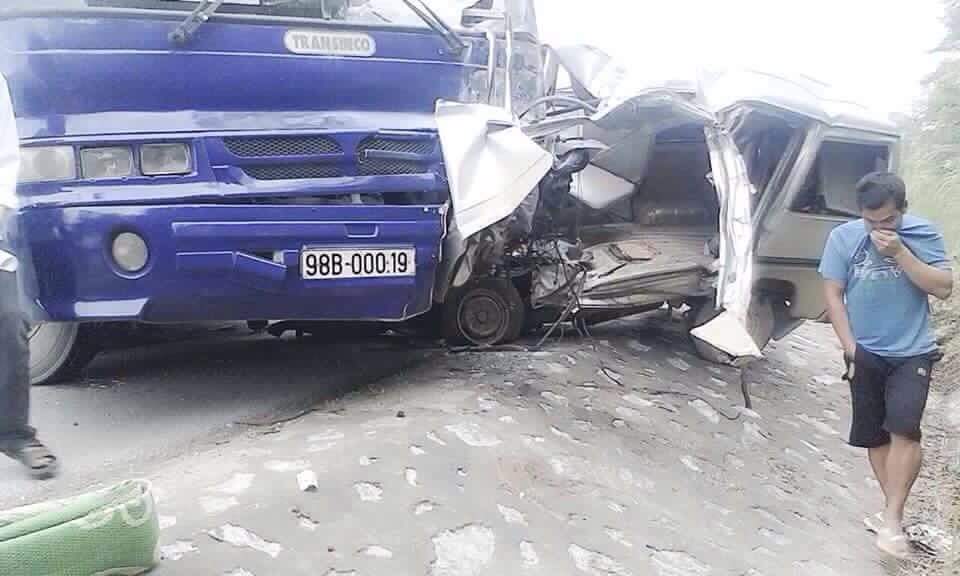 Lạng Sơn: Hai xe khách đâm nhau, hai người chết thảm