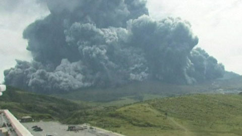 Xem núi lửa phun cột khói cao 2km