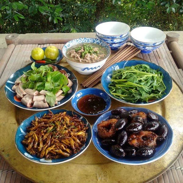 Xuýt xoa mâm cơm quê có châu chấu rang, lòng lợn luộc