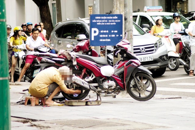 Vá xe, đánh giày 'chém đẹp' khách quanh Hồ Gươm