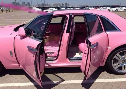 Rolls-Royce Ghost ngập tràn sắc hồng