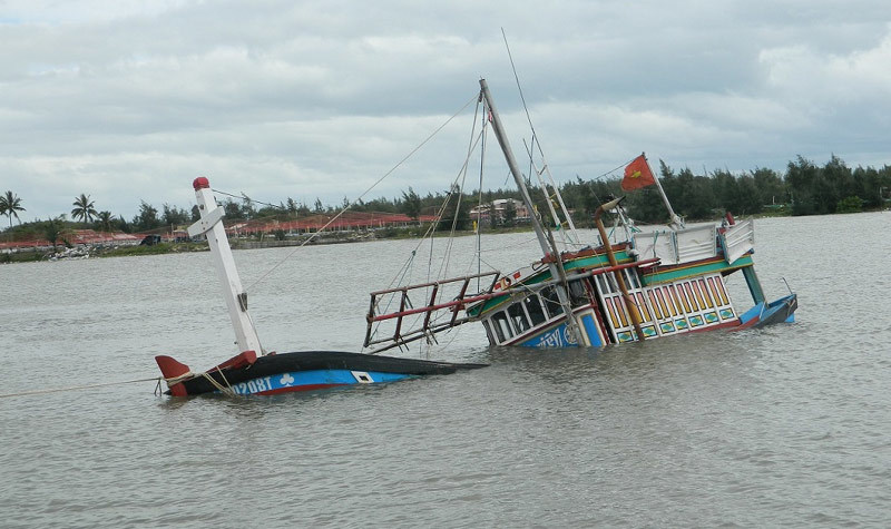 Bão số 3: Đánh vỡ bờ kè, nhấn chìm tàu thuyền