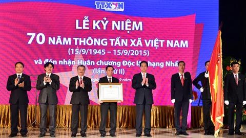 Từ 'ngân hàng thông tin' chủ lực đến tổ hợp truyền thông