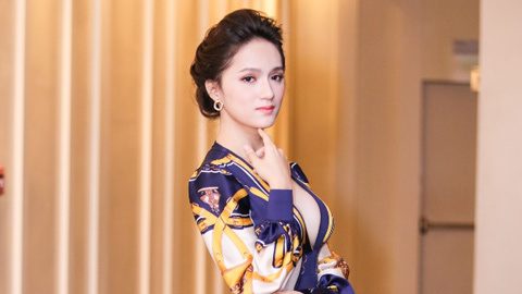 Hương Giang Idol diện váy xẻ ngực sâu hun hút