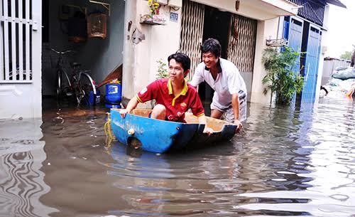 Chèo xuồng ở khu dân cư 'ốc đảo' giữa Sài Gòn